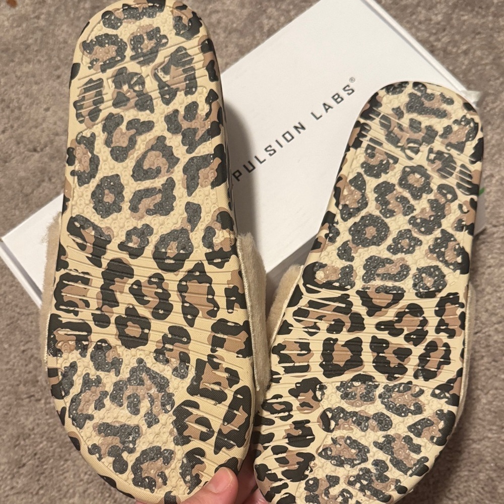 APL womens Shearling Slide Sandals with Leopard-Print - Picture 2 of 5